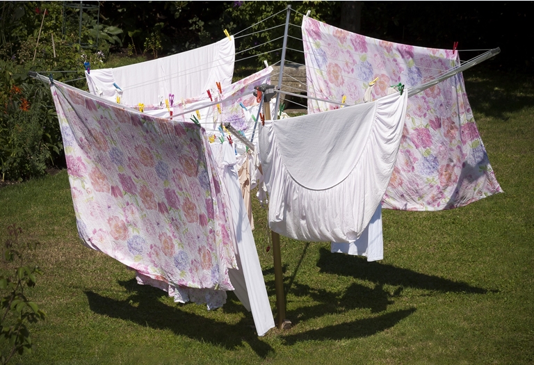Cuidados de limpeza para o inverno – estender roupa no sol