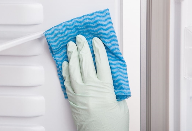 Como limpar a geladeira por dentro?