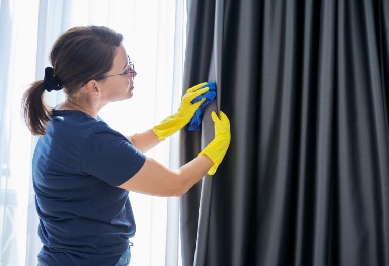 Cortinas e persianas devem ser lavadas a cada seis meses