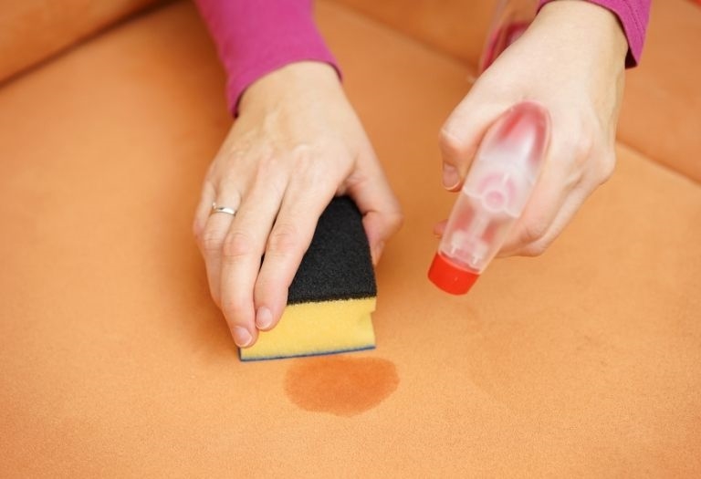 Como tirar manchas do sofa