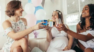 Três mulheres comemorando o chá de bebê.
