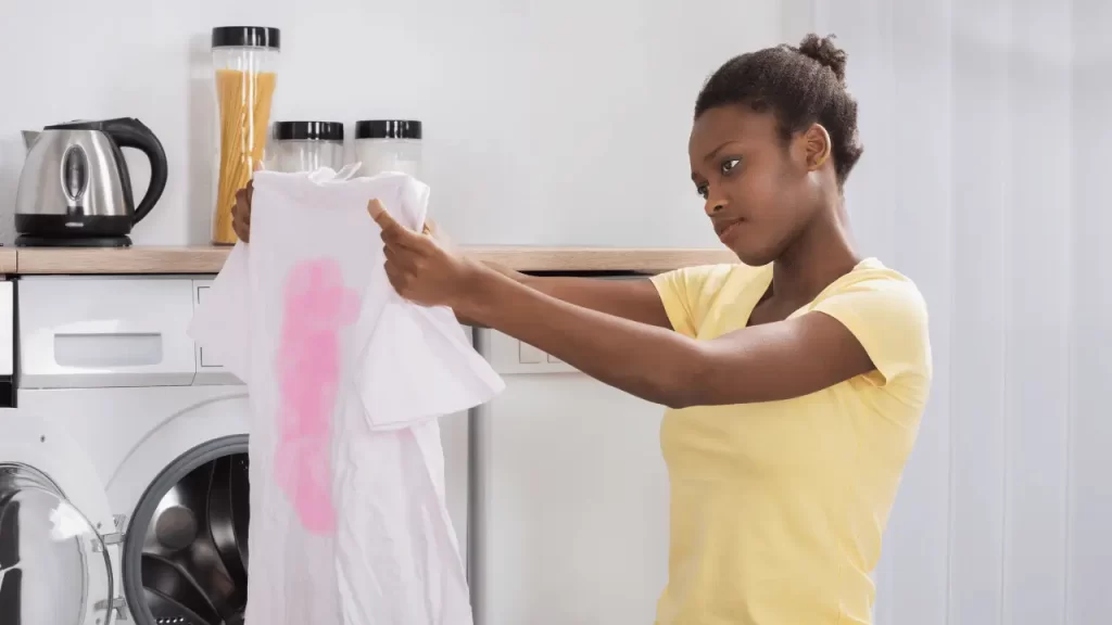 Como tirar mancha de suor da roupa? 5 dicas práticas Mancha de suor na roupa