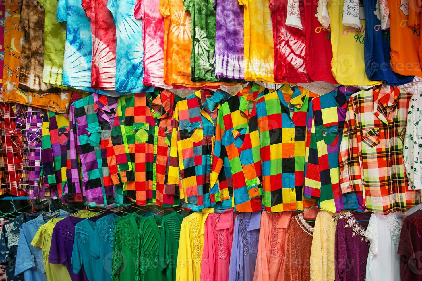 Como manter as roupas coloridas por mais tempo?