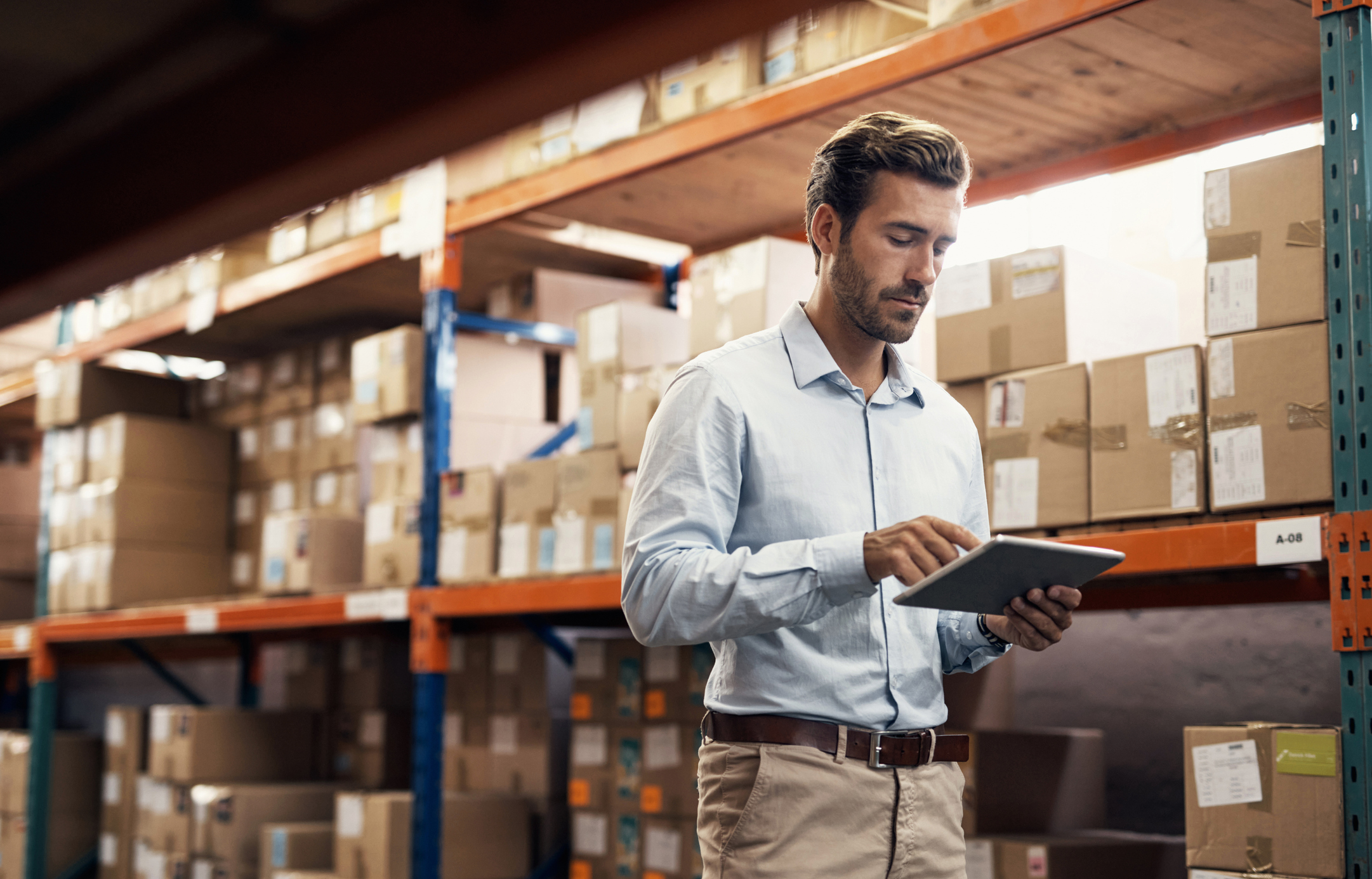 Dicas para organizar seu estoque Homem de negocios realizando um controle de estoque