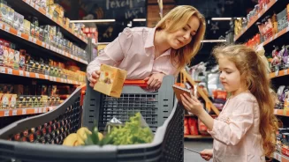 Mãe e filha em supermercado