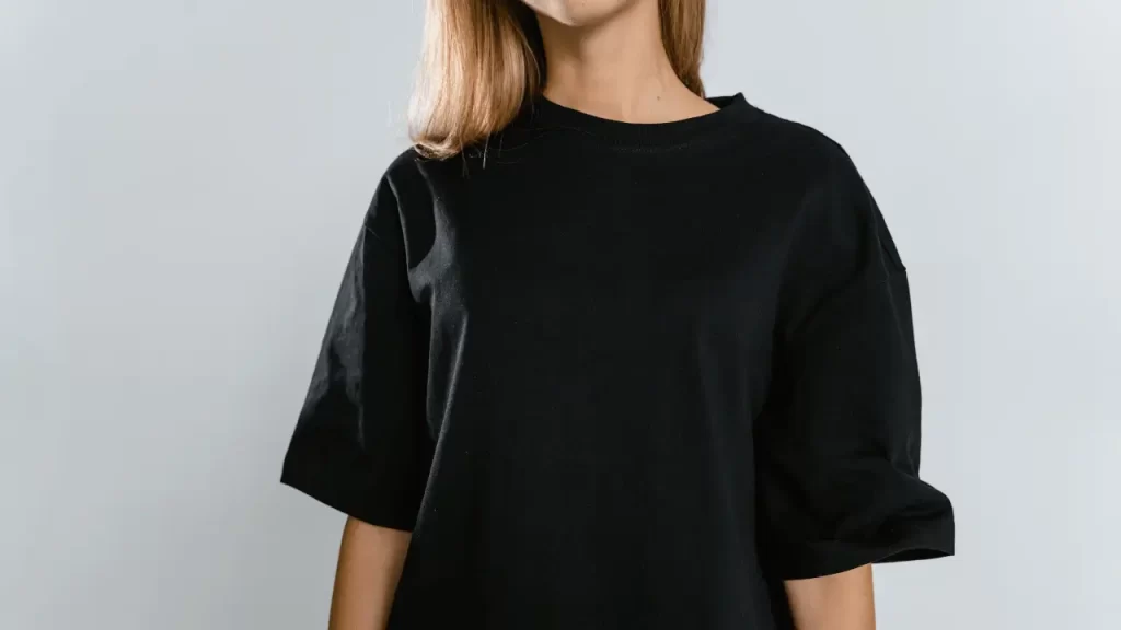 Mulher com camiseta preta