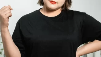 Mulher com camiseta preta