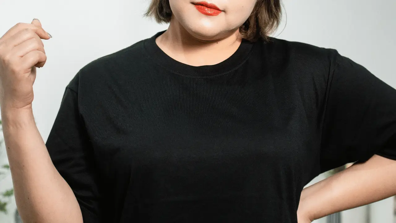 Mulher com camiseta preta