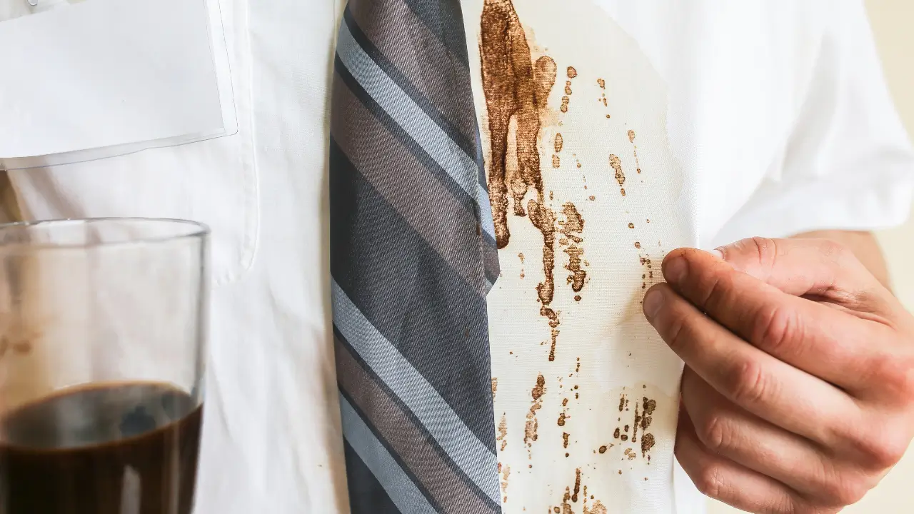 Mancha de café em camisa branca