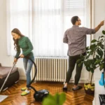 Casal limpando a casa