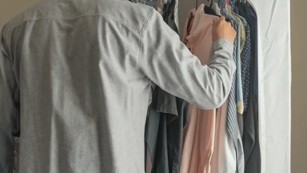 Homem pendurando roupa