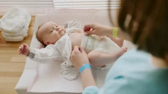 Mãe trocando fralda de bebê