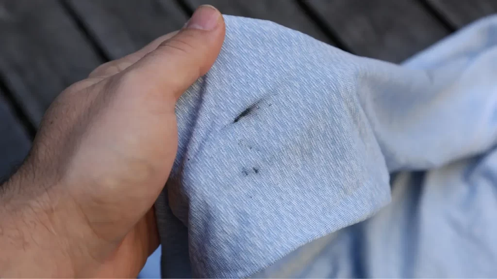 Homem aprendendo como tirar mancha de graxa da roupa
