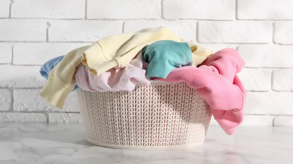 roupas para lavar com sabão em pó ou líquido 
