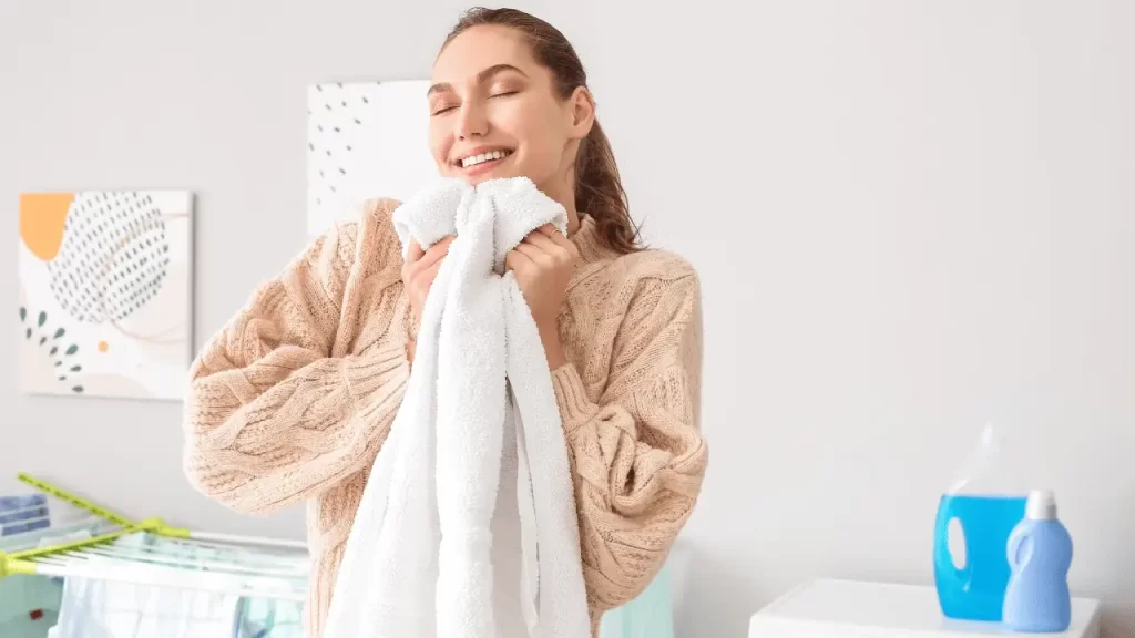 Mulher apalpando uma toalha