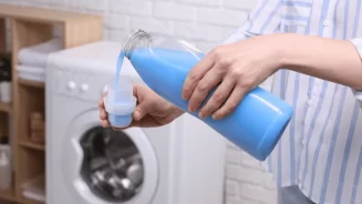 Pessoa utilizando amaciante