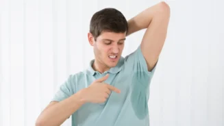 Homem com blusa molhada na axila e cheiro de suor da roupa.