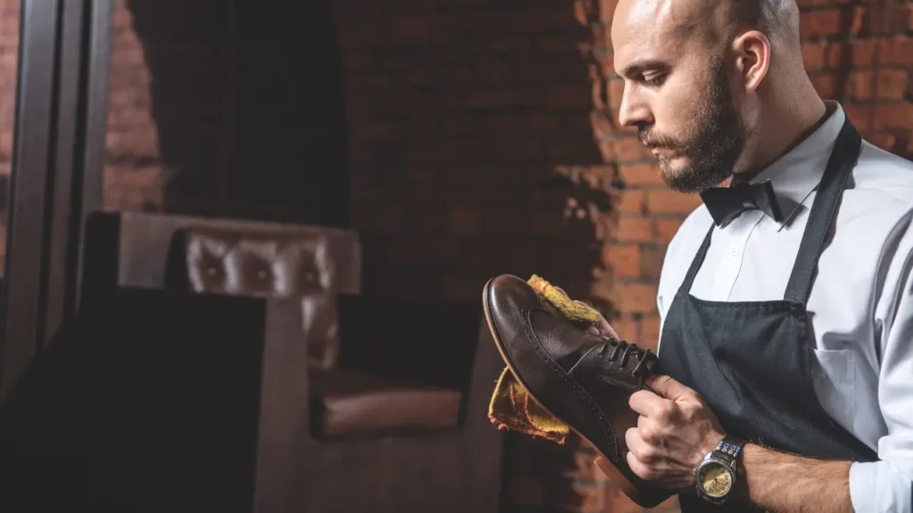 Como limpar couro: 8 dicas para limpar e conservar peças homem mostrando como limpar couro, engraxando sapato de couro masculino