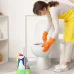 mulher fazendo limpeza com os melhores produtos para limpar vaso sanitário.