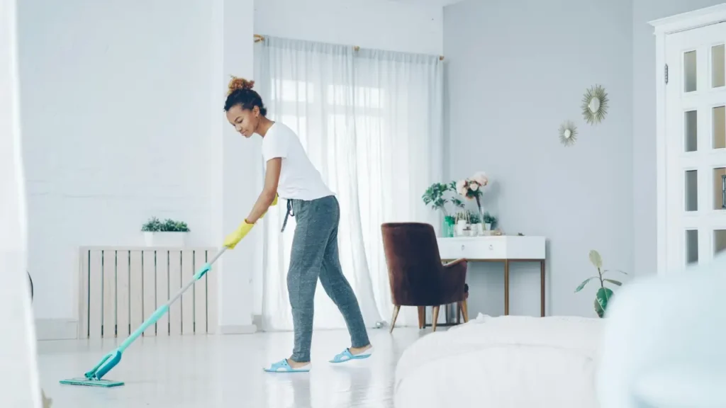 Mulher usando mop para como deixar seu piso brilhando