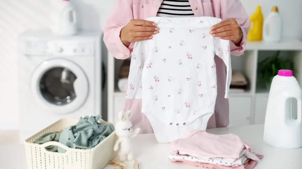 Como lavar roupa de bebê: cuidados para evitar irritações na pele Uma mãe se preparando para lavar a roupa do seu bebe