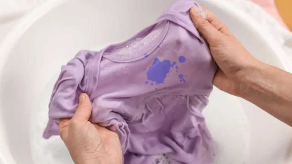 Como lavar roupa de bebê: cuidados para evitar irritações na pele lavando roupa de bebe na mão